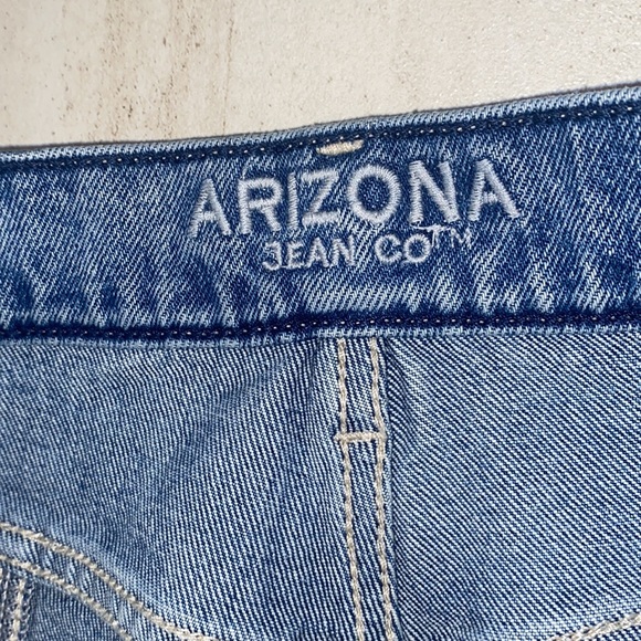 Arizona jeans, high rise, wide leg, distressed front and back seam detail size 7 - Picture 5 of 8